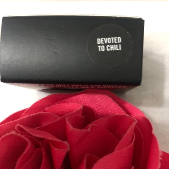 New MAC Devoted to Chili Powder Kiss Soft Matte Eye Shadow NIB - Picture 3 of 3